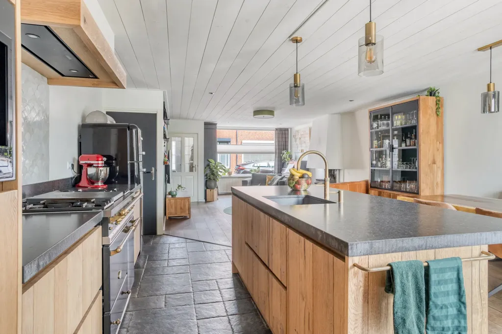 Köök - Spacious Semi-detached House with Deep Garden in Halsteren
