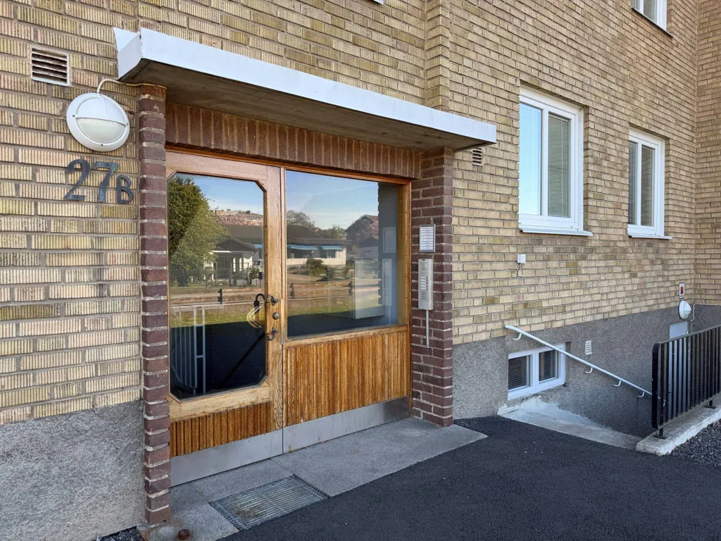Esik - Well-Maintained Apartment with Balcony in Vångavägen