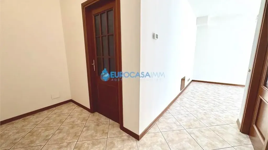 Esik - Spacious 2-Bedroom Apartment with Garage in Carpi