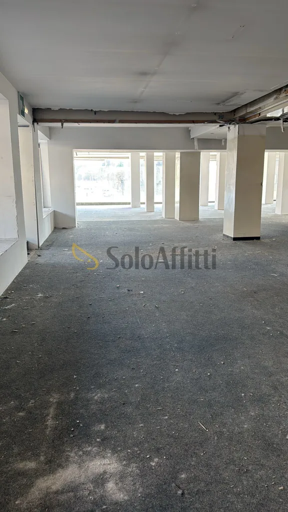 Garaaž - Office with High Visibility in Pescara