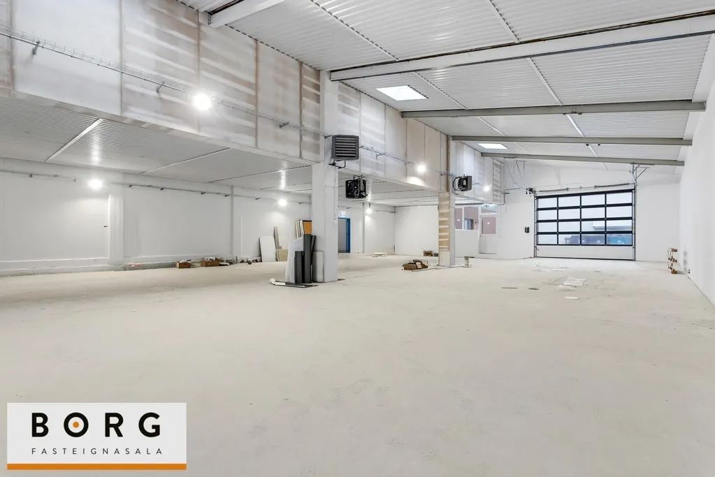 Rooms - Retail Space with Warehouse in Reykjavik