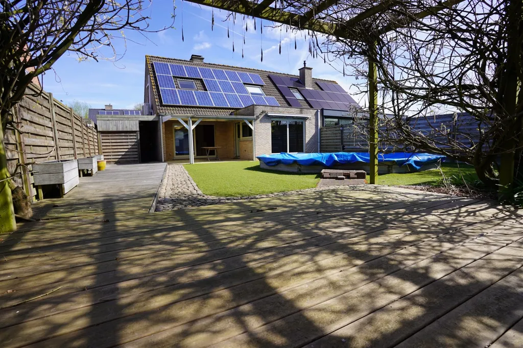 Bassein - Semi-Open House with Garden in Rust