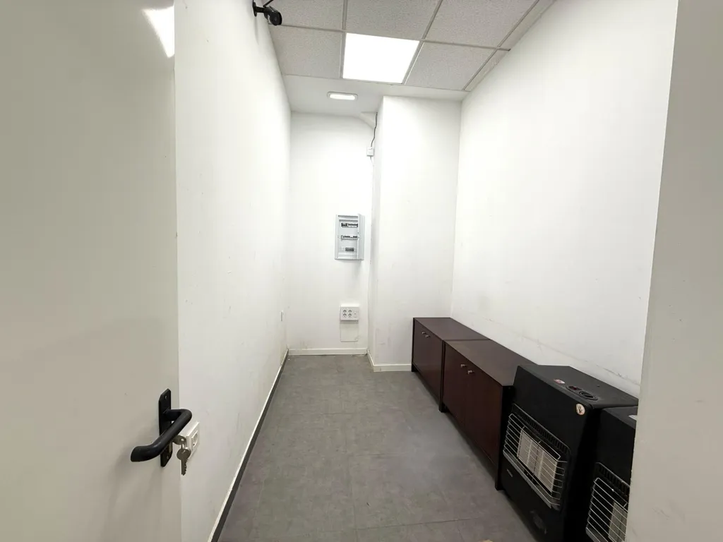 Bureau - Commercial Space with Large Windows in Oviedo