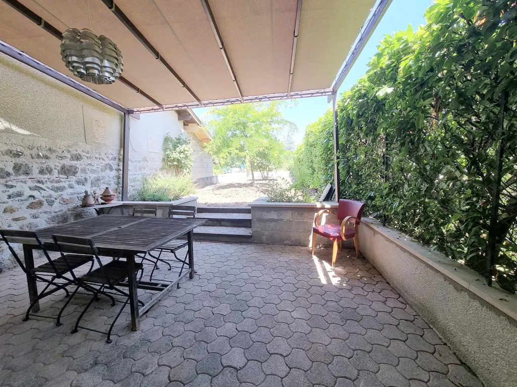 Terrasse - Maison Ancienne Rénovée avec Jardin à Saint-Genis-Les-Ollières