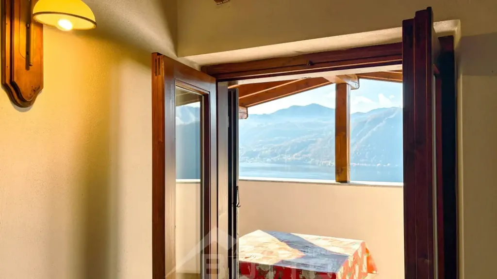 Esik - Independent House with Lake View in Pettenasco