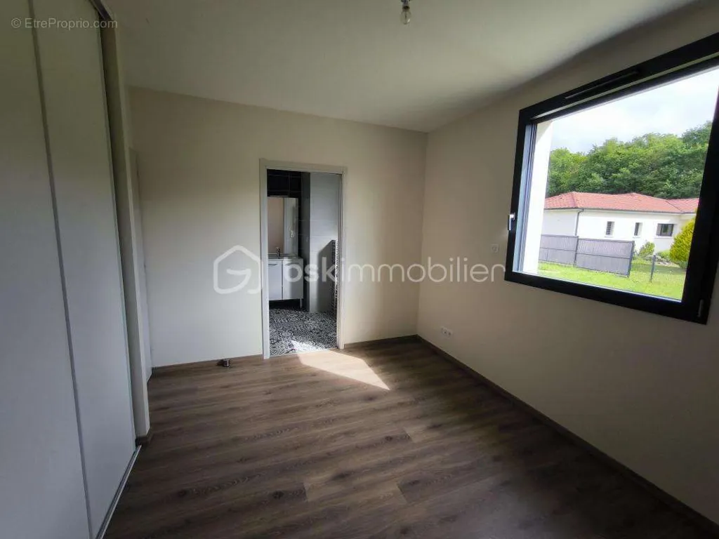 Pièces - Maison Contemporaine avec Terrasse à Proximité