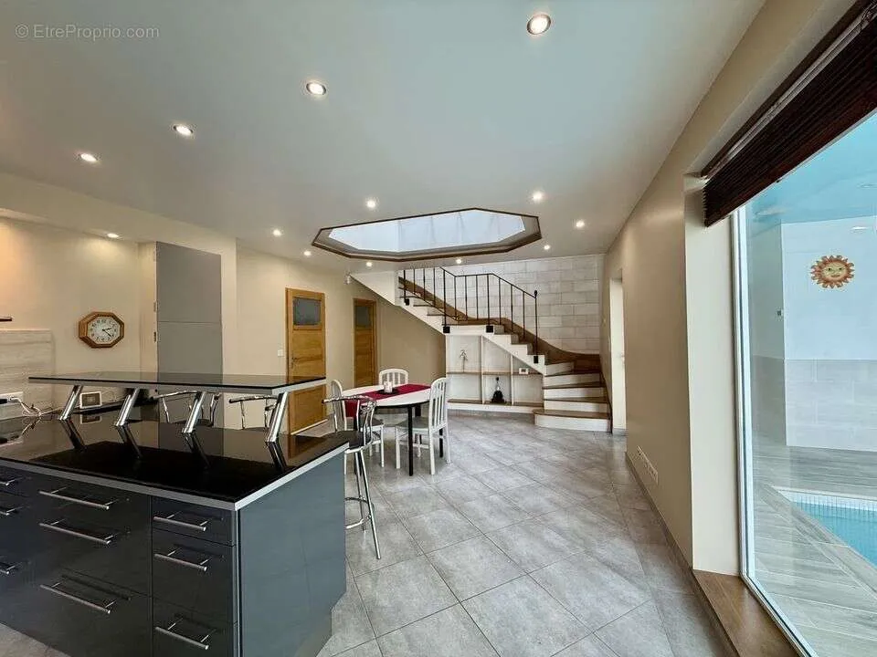 Cuisine - Maison semi-individuelle avec piscine intérieure à Combs-la-Ville