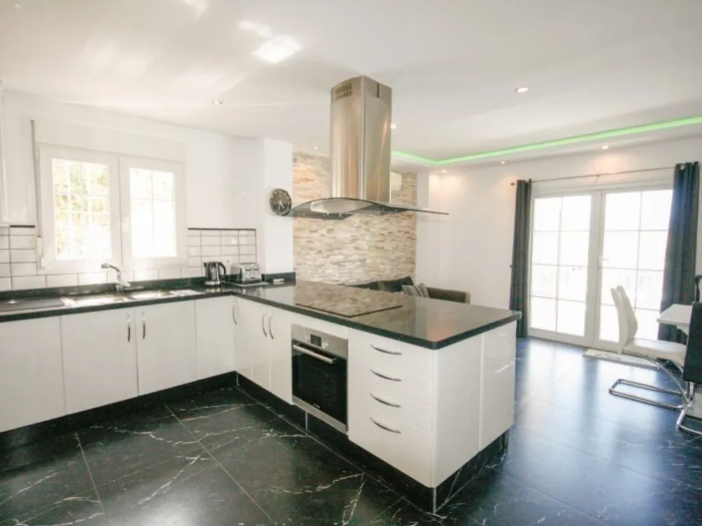 Kitchen - Four-Bedroom Chalet with Pool near Coín