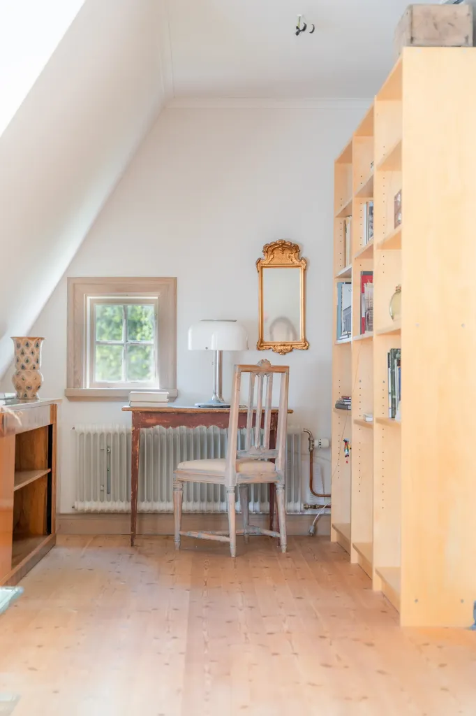 Bureau - Historic House with River View in Södermanland
