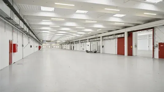 Garage - High-Ceiling Warehouse near Motorring 3, Brøndby