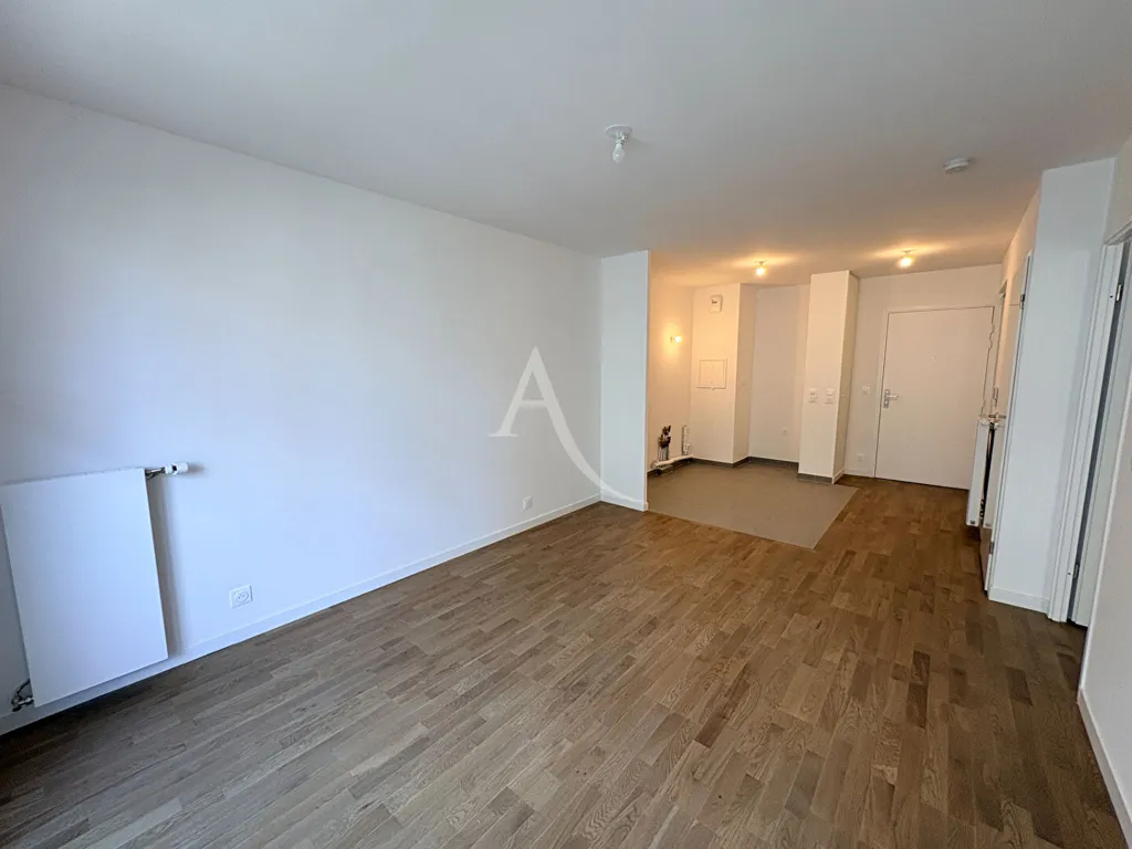 Toad - 2-Bedroom Apartment with Balcony in Le Plessis-Robinson