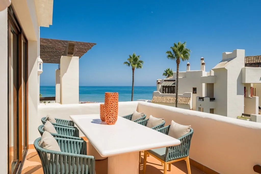 Terrasse - Beachfront Penthouse with Rooftop Spa in Estepona