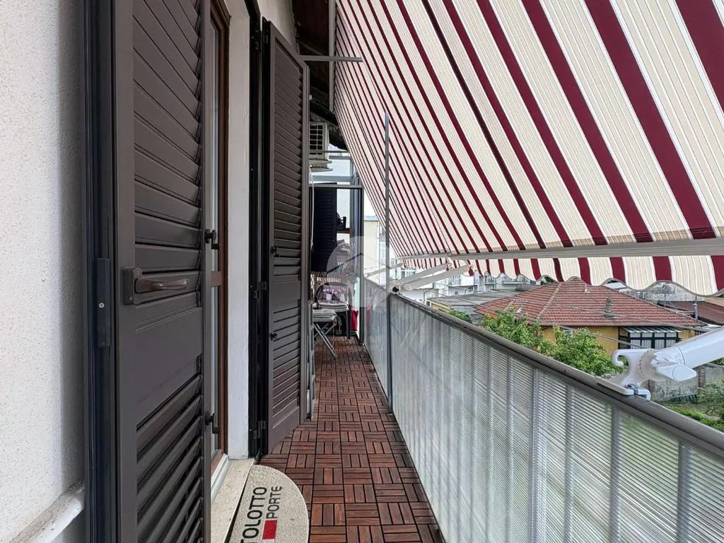 Rõdu - Rustic-Style Apartment with Balcony in Torino