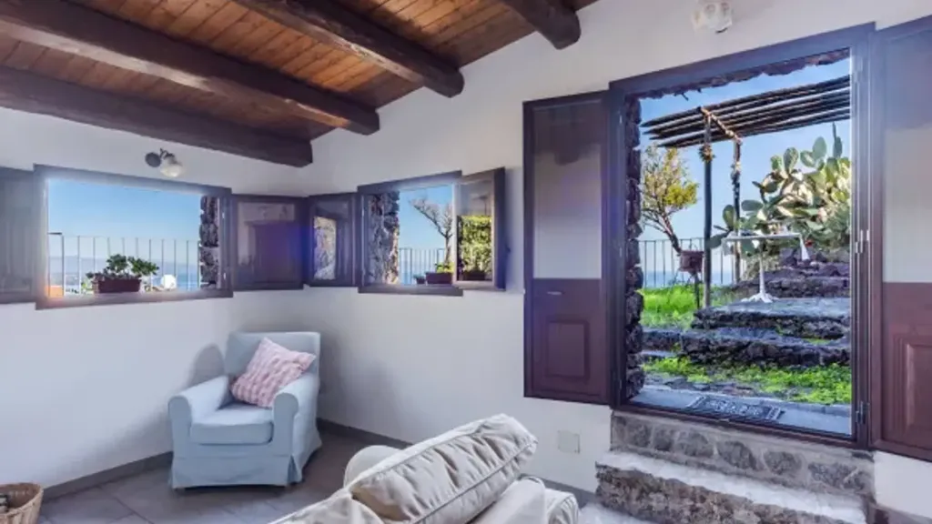 Living Room - Rustic Cottage with Sea View in Acireale