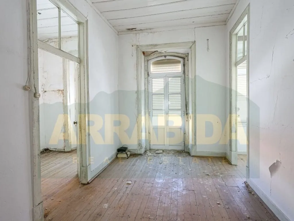 Pièces - Luxury Apartment Complex for Renovation in Sesimbra