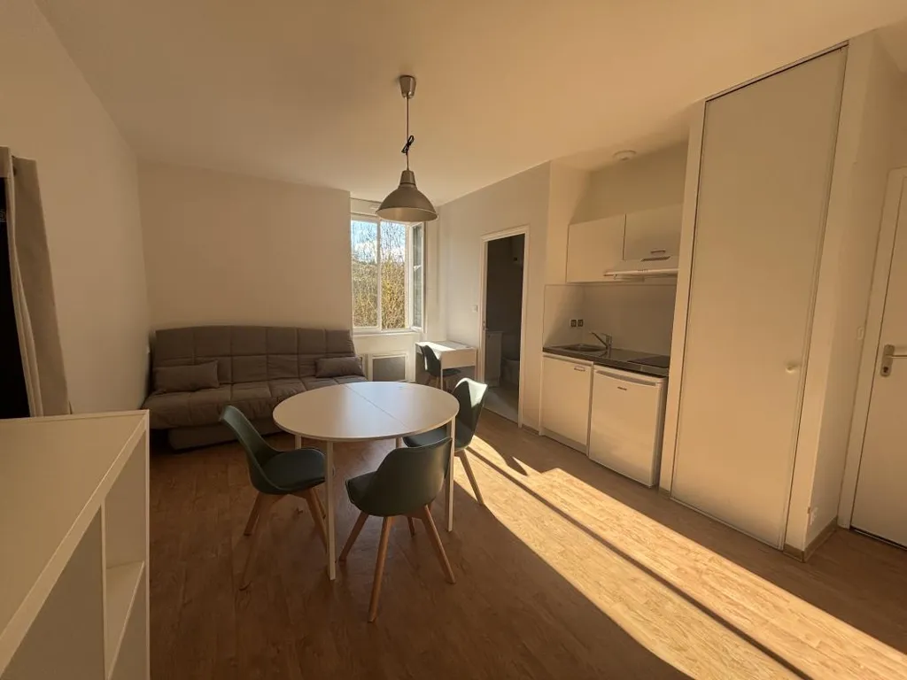 Salle à manger - Studio Semi-Meublé avec Coin Cuisine