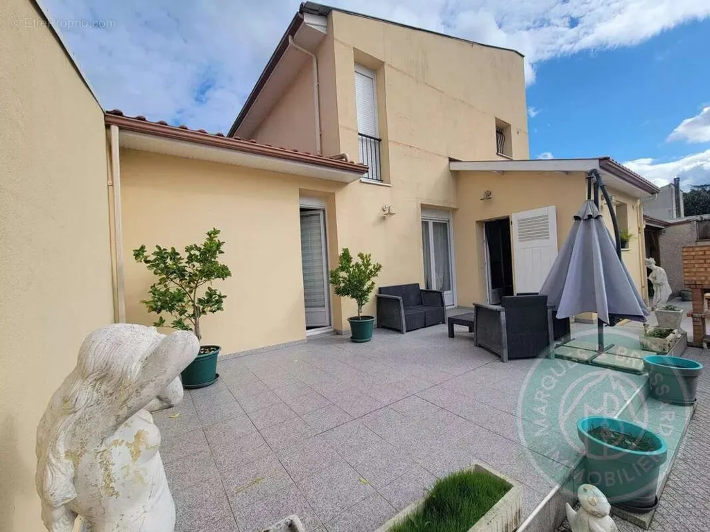 Terrasse - Maison Familiale avec Panneaux Solaires et Jardin à Proximité