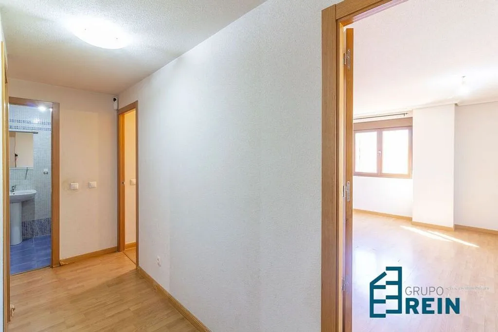 Hallway - 3-Bedroom Apartment with Garage in Recas