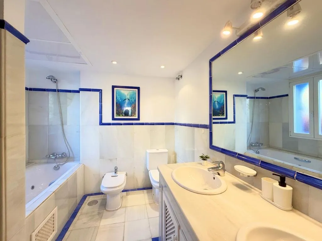 Vannitoad - Beachfront Flat with Private Garden in Casares