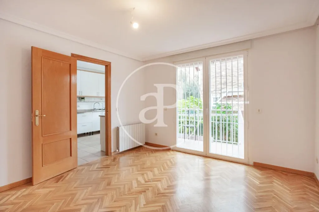 Toad - Semi-detached Chalet with Terrace in Barajas