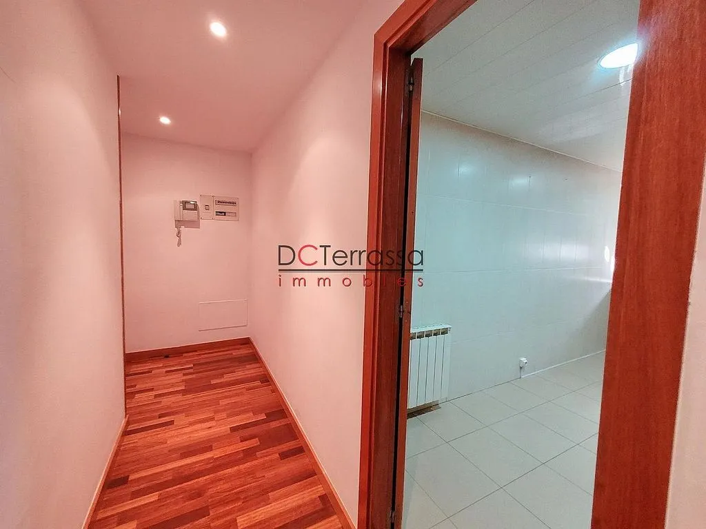 Hallway - Apartment with Balcony in Vallparadís, Terrassa