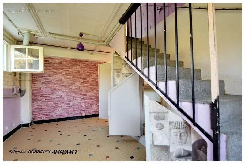 Rooms - Spacious House with Large Garage in Aigondigné