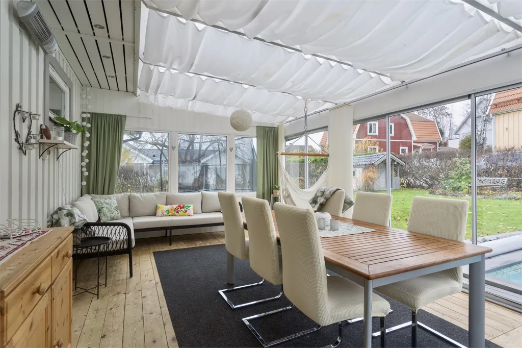 Terrasse - Family Villa with Pool in Eskilstuna