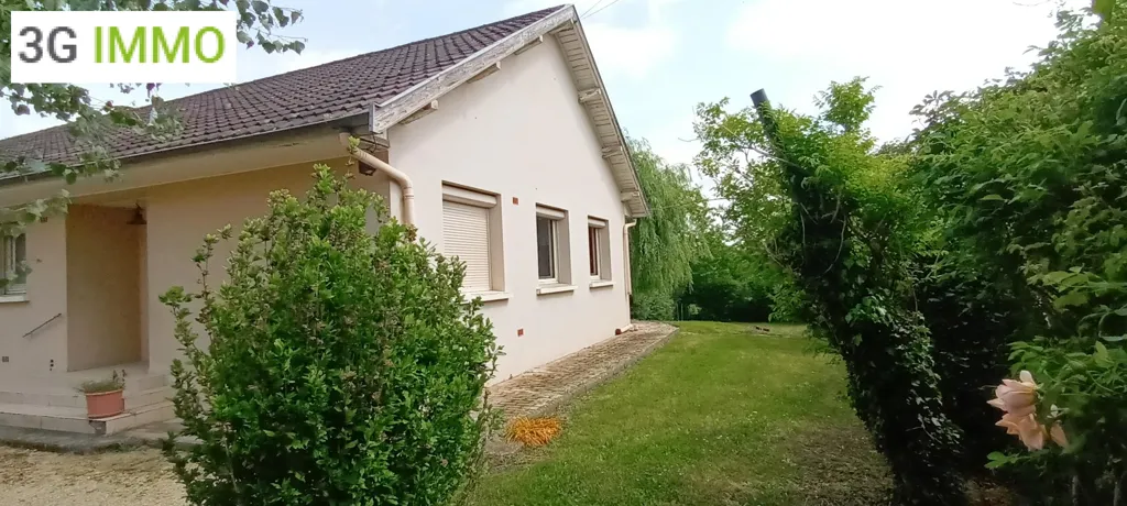 Exterior - 1970s House with Garage near Lyon