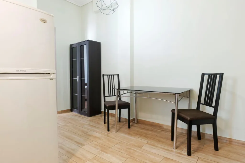 Salle à manger - Studio Apartment with Balcony near Metaxourgeio