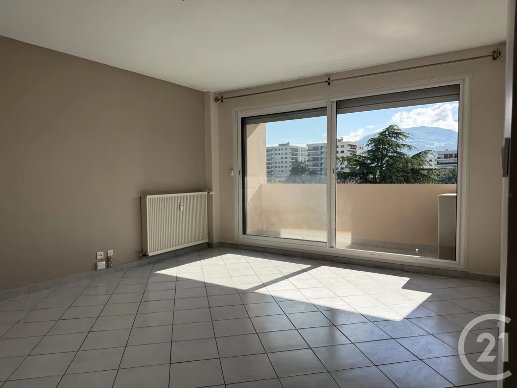 Séjour - Appartement 3 Pièces avec Vue Dégagée à Échirolles