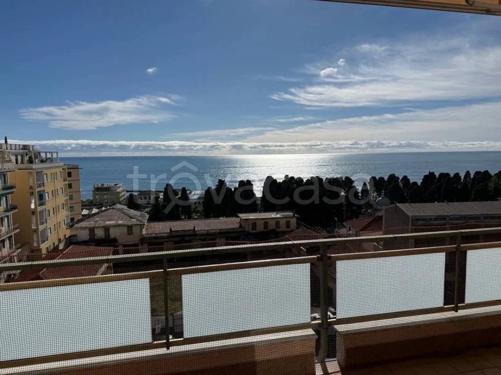 Rõdu - Apartment with Sea View in Sanremo