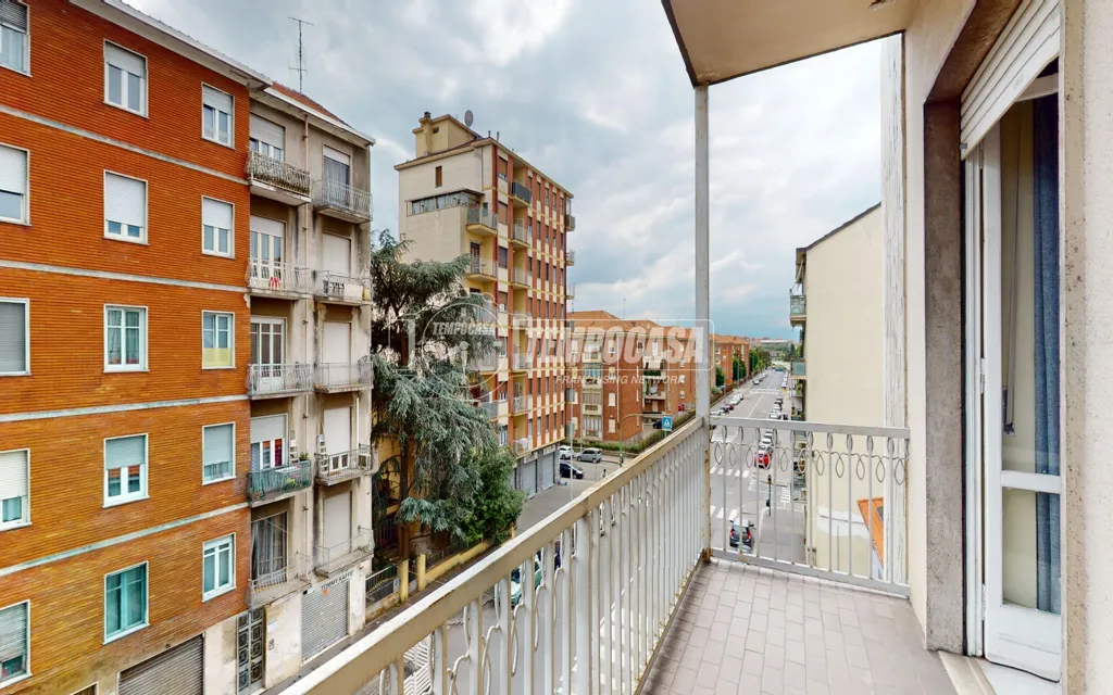 Balcony - Bright Two-Bedroom Apartment with Balcony in Turin