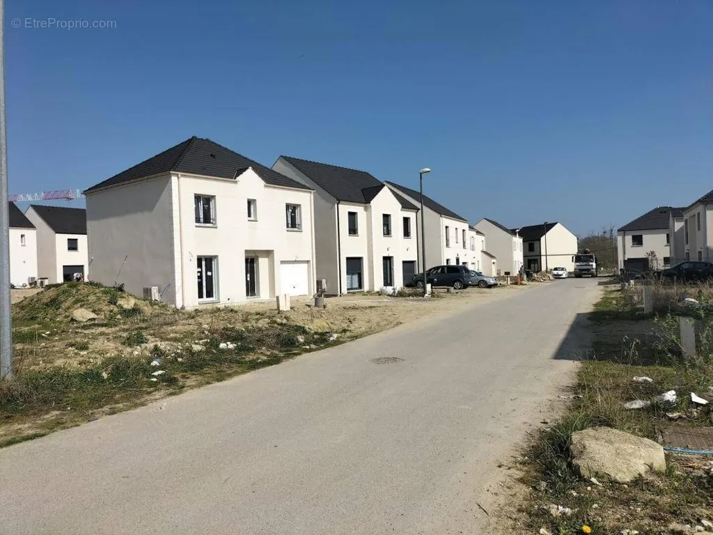 Extérieur - Terrain Plat à Bernes-sur-Oise, Proche de Chantilly