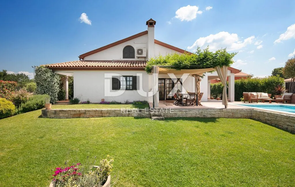 Piscine - High-Ground Villa with Heated Pool in Poreč