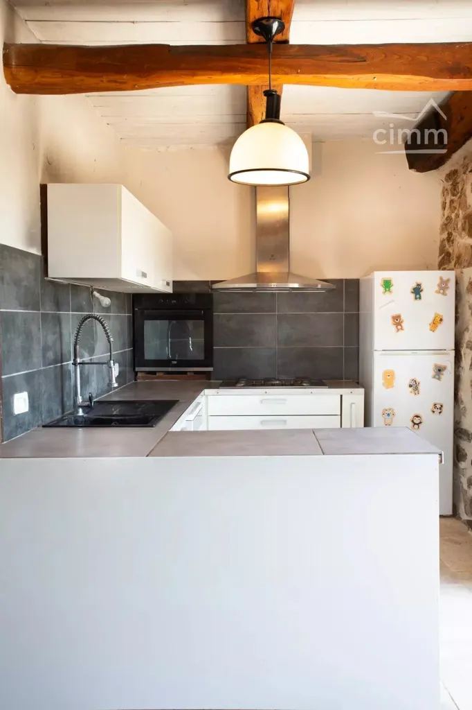 Cuisine - Maison en pierre avec vue panoramique à Saint-Andéol-de-Vals