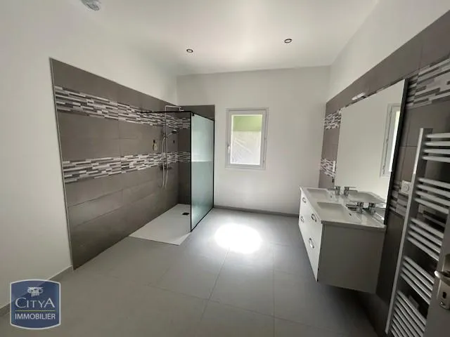 Salles de bain - Maison semi-détachée avec jardin à Bonnac