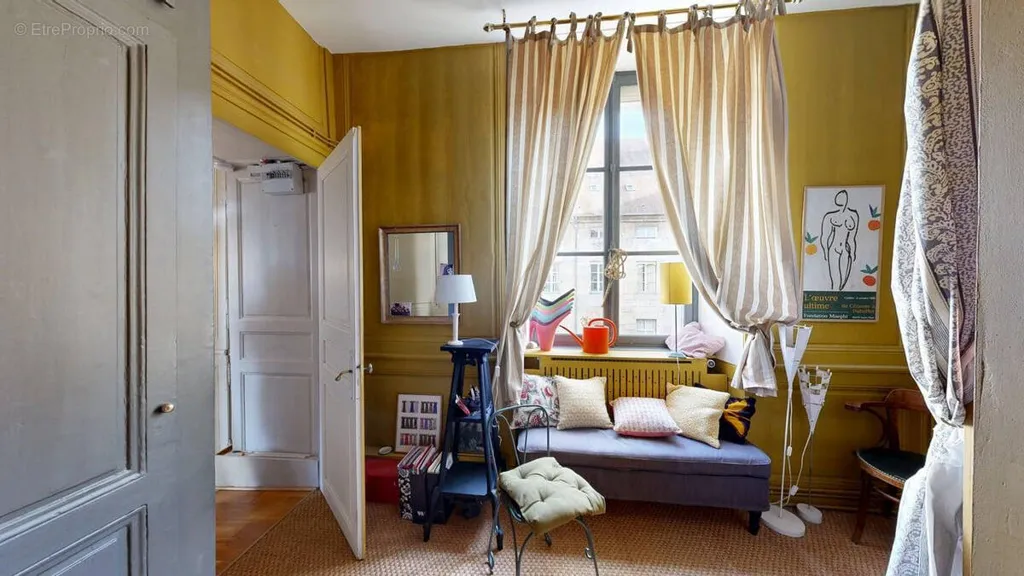 Esik - Charming Flat with Courtyard View in Préfecture