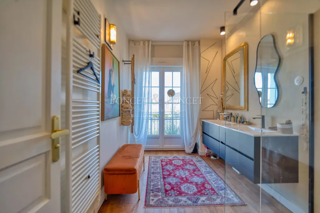 Salles de bain - Maison avec Vue Dominante au Cœur du Village