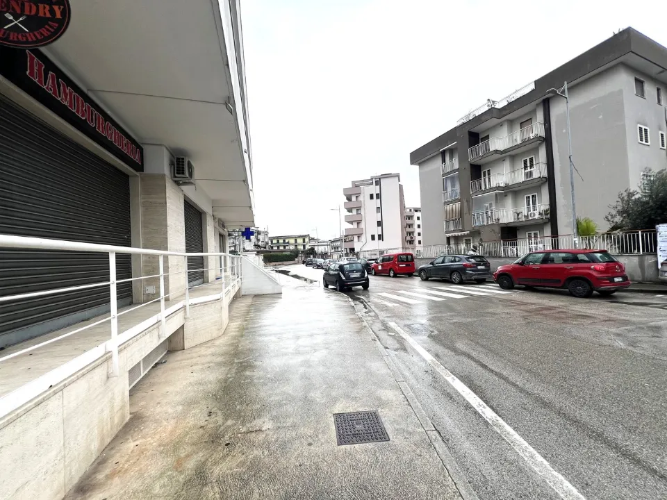Extérieur - Commercial Space with Street Frontage in Maddaloni