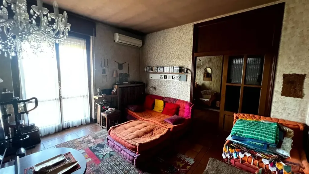 Elutuba - Villa with Edificabile Potential in Bernareggio