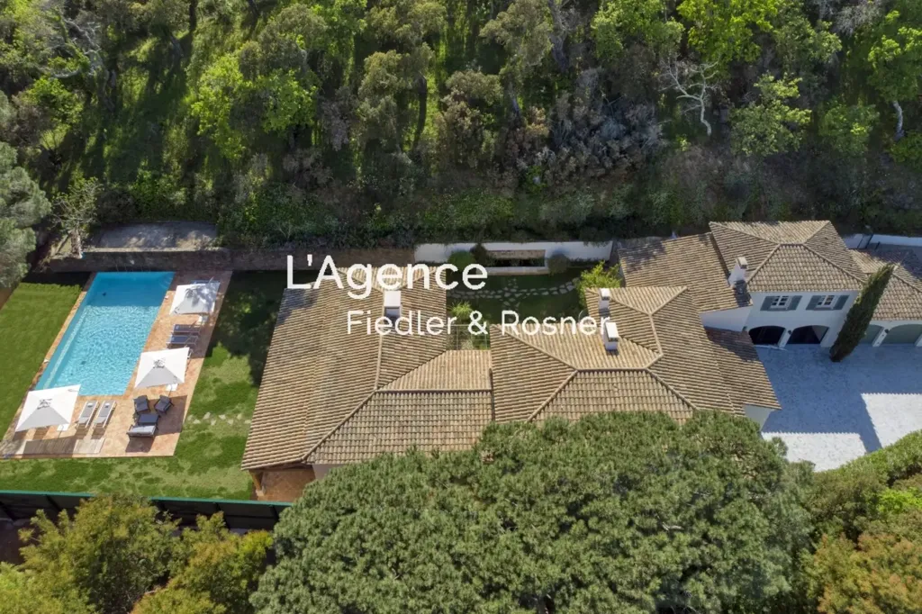Vue aérienne - Villa Rénovée avec Piscine Chauffée à Ramatuelle