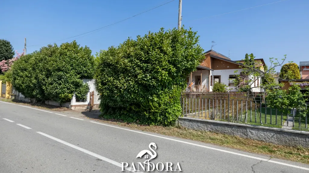 Välivaade - Rustic-Style Semi-Detached Villa with Terrace in Lonate Pozzolo