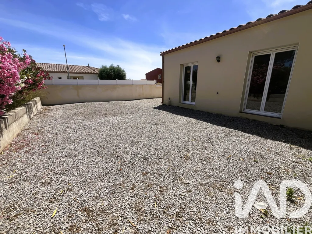 Aed - Flat-Roofed Villa with Pool Potential in Autignac