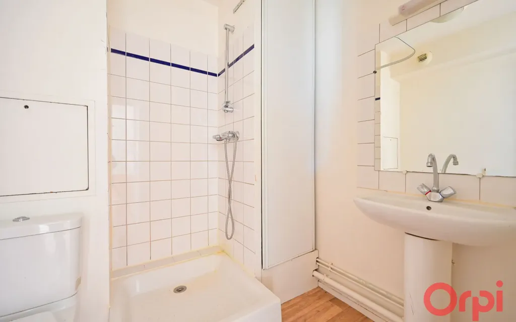 Bathrooms - Studio with Balcony in Paris 20ème