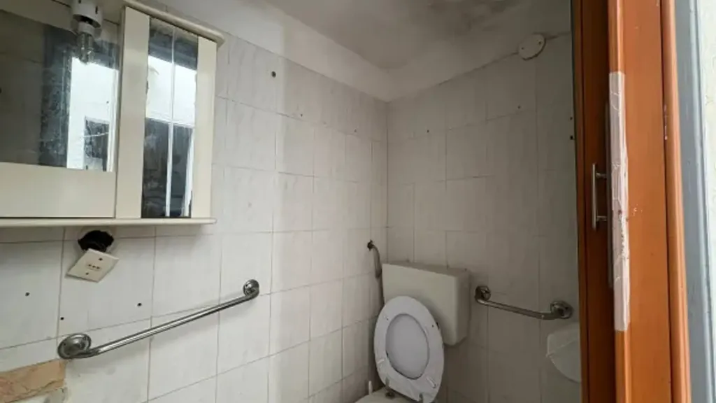 Salles de bain - Terraced House with Traditional Features in Sava