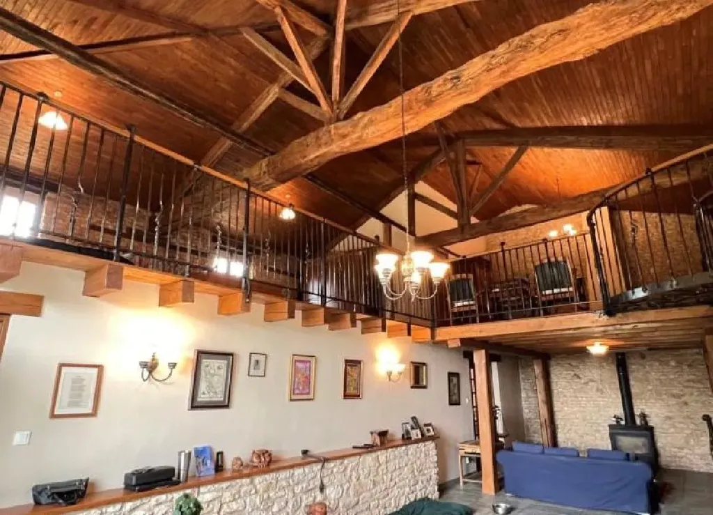 Elutuba - Spacious House with Large Garden in Cellefrouin