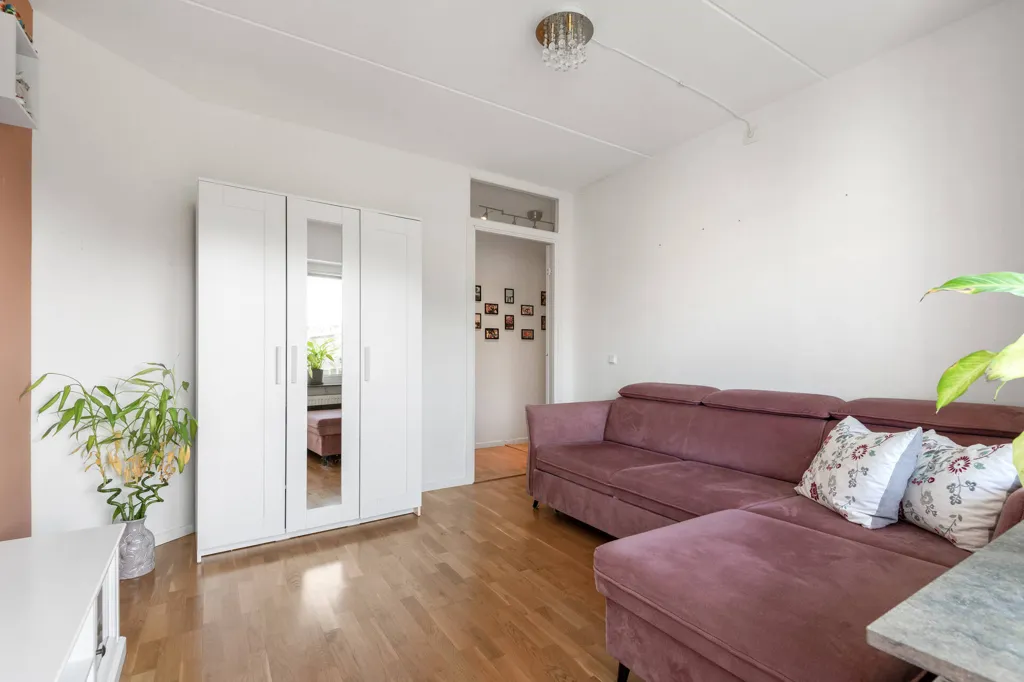 Living Room - Apartment with Balcony in Hässelby Gård