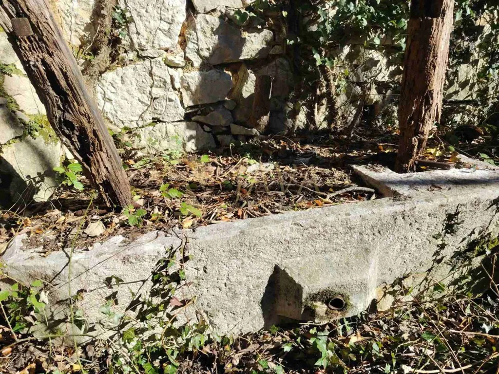 Aed - Two Stone Houses with Lake View in Tribalj