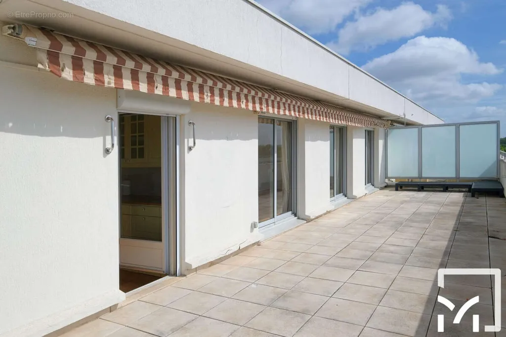 Terrace - Family Apartment with Balcony in Le Pecq