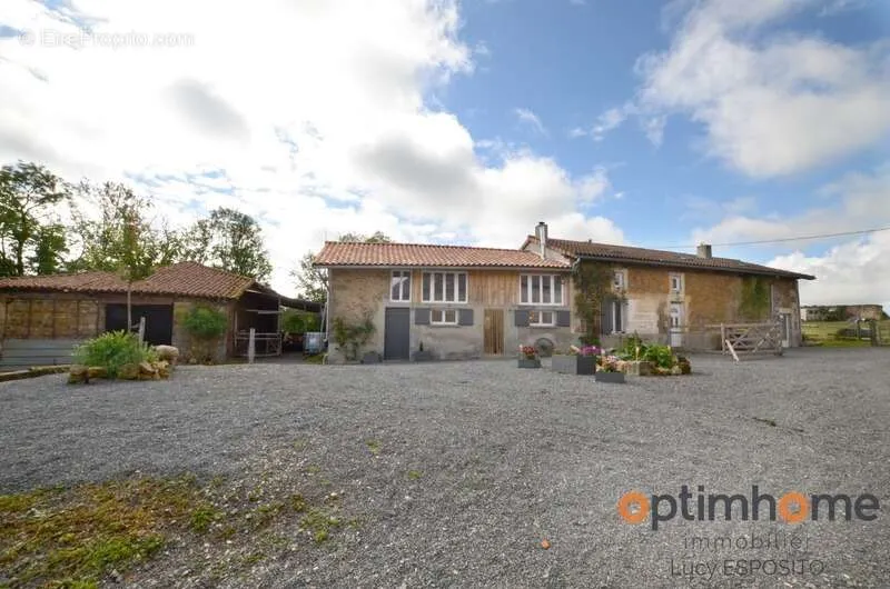 Extérieur - Ferme Rénovée avec Grand Jardin à Cherves-Châtelars